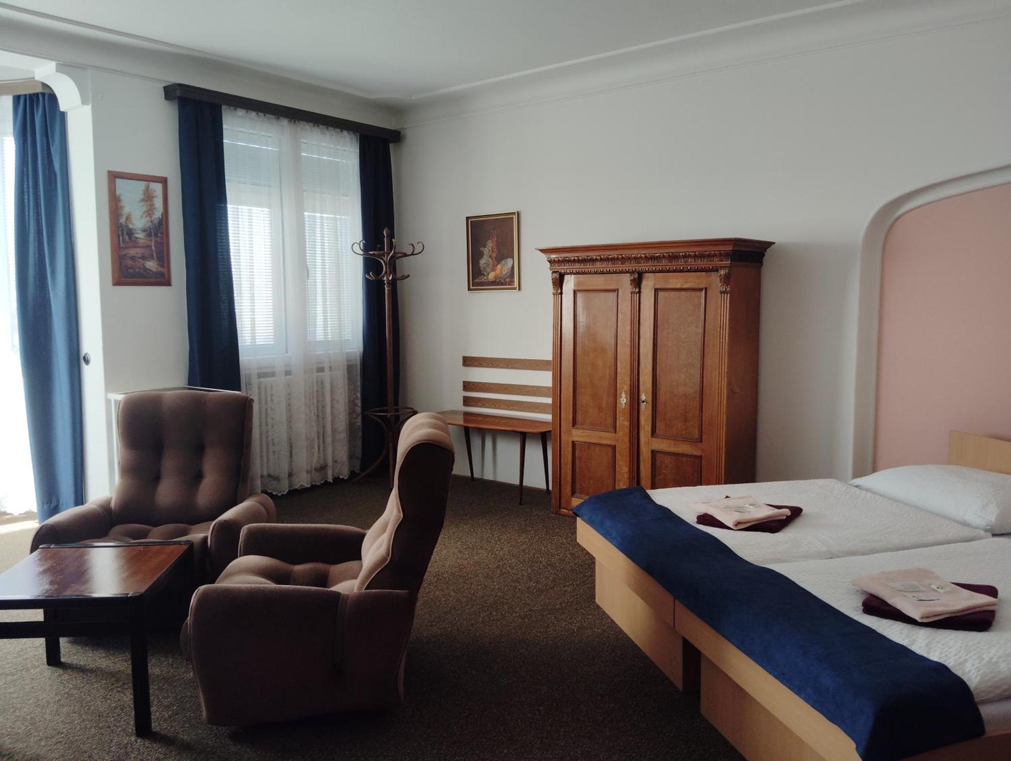 Hotel Lux Ceske Budejovice Exteriör bild
